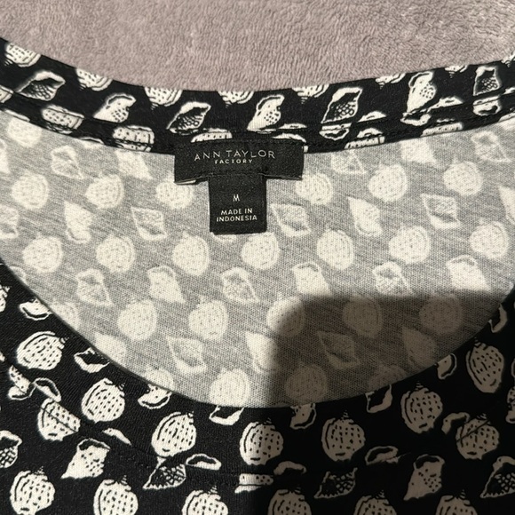 Beautiful Ann Taylor‎ Black with White Conch Shell Shirt - size Medium - Picture 2 of 6